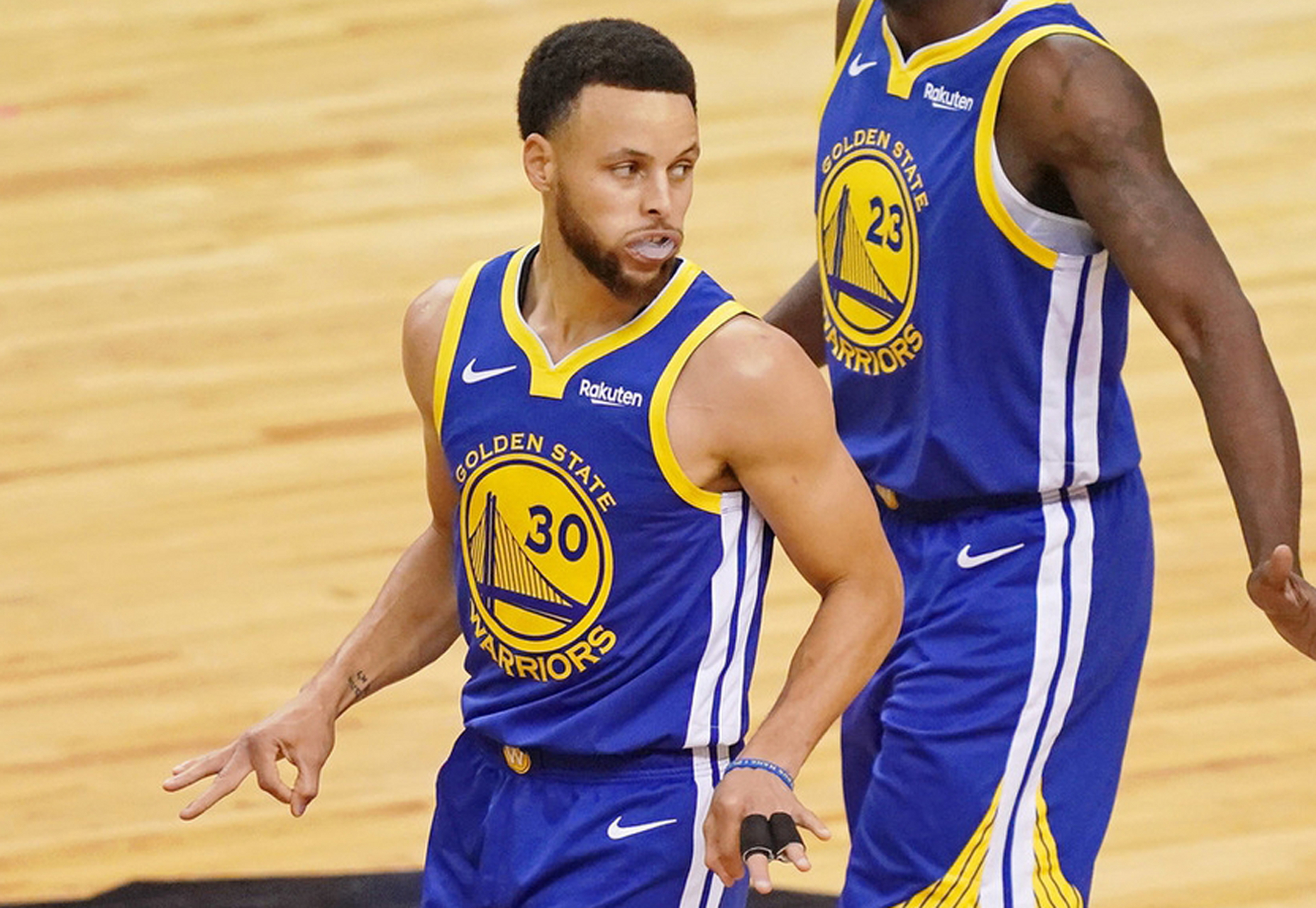 Kaiyun app-关键时刻体能课后，本菲卡更衣室发声备战NBA季后赛，目标明确，训练强度明显提升(库里篮球紧身裤)